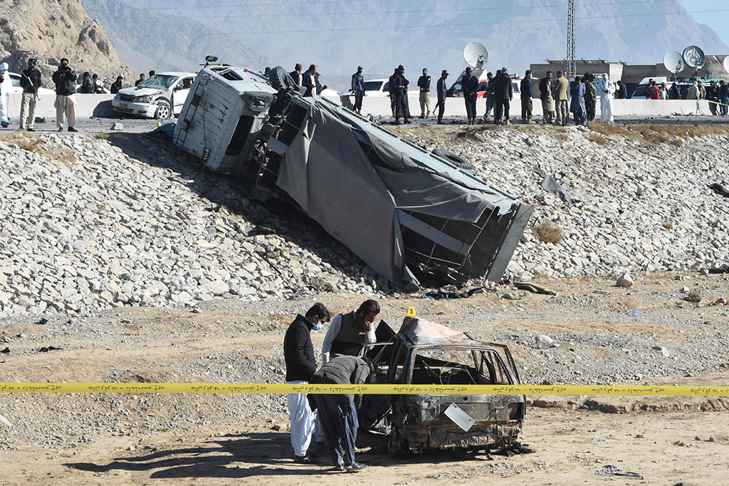 Petugas keamanan memeriksa mobil yang hangus terbakar setelah serangan bom bunuh diri yang menargetkan truk polisi di Quetta, Paksitan pada Rabu, 30 November 2022.