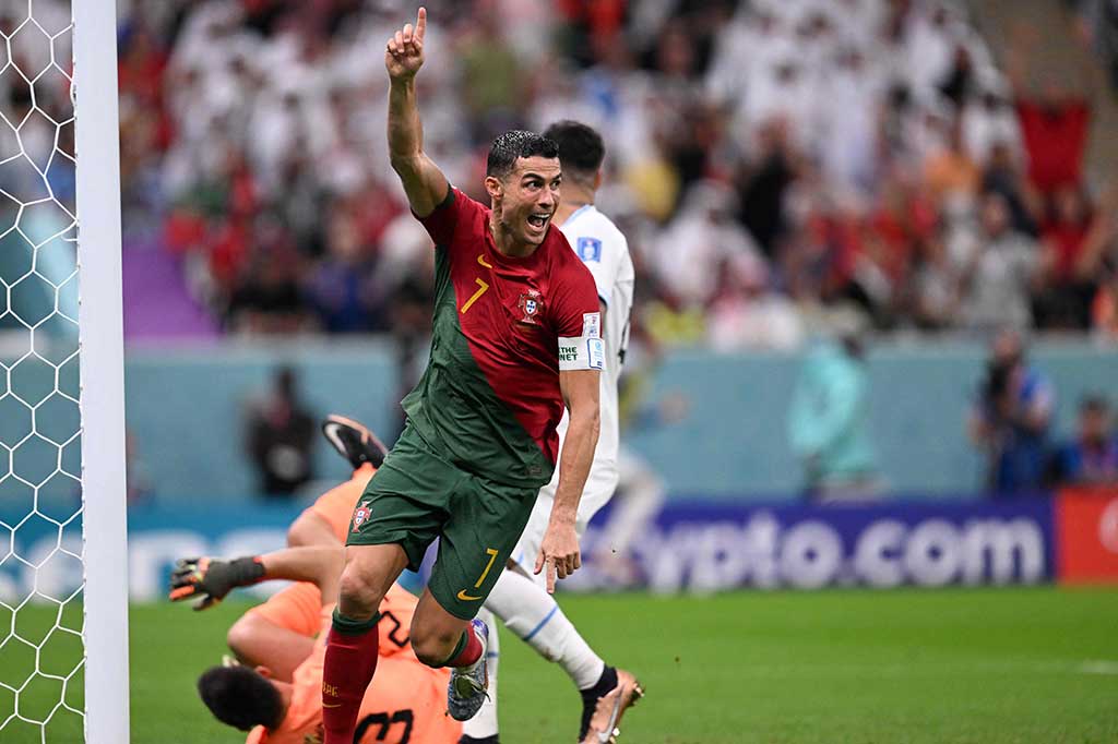 Marca mengungkapkan bahwa CR7 menerima gaji 500 ribu euro (Rp8,15 miliar) per pekan di MU. Namun, kini dia akan menerima gaji lebih besar karena sudah sepakat bergabung dengan Al-Nassr. Ronaldo dikabarkan dikontrak selama dua setengah tahun, yang akan membuatnya bermain hingga usia 40 tahun.