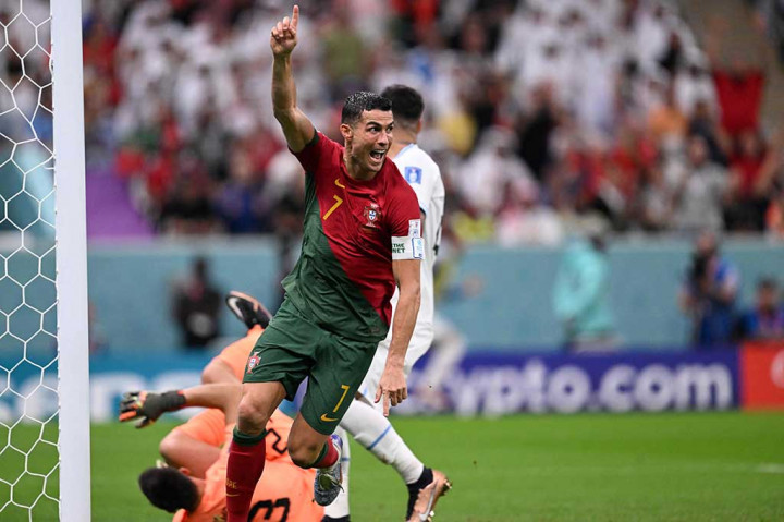 Marca mengungkapkan bahwa CR7 menerima gaji 500 ribu euro (Rp8,15 miliar) per pekan di MU. Namun, kini dia akan menerima gaji lebih besar karena sudah sepakat bergabung dengan Al-Nassr. Ronaldo dikabarkan dikontrak selama dua setengah tahun, yang akan membuatnya bermain hingga usia 40 tahun.