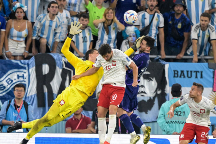 Albiceleste sebenarnya berpeluang untuk unggul di babak pertama setelah mendapat hadiah penalti menyusul pelanggaran kiper Polandia, Wojciech Szczesny terhadap Messi pada menit ke-37.