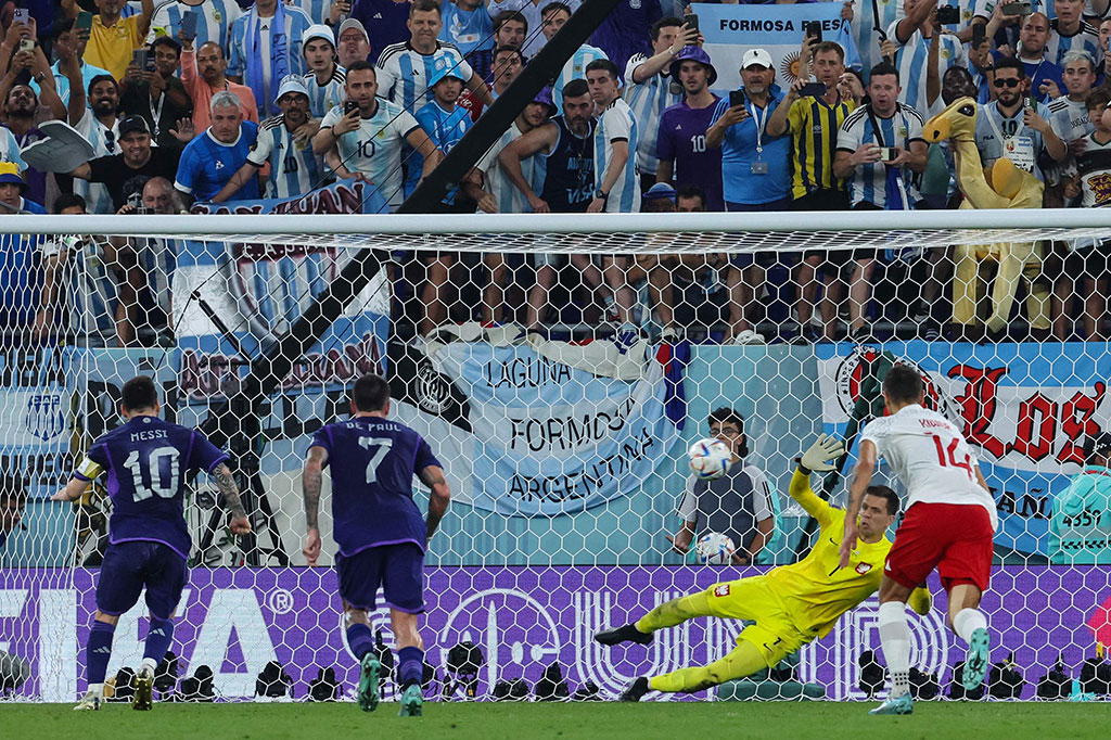 Sayang eksekusi penalti kaki kiri Messi yang mengarah ke kiri atas gawang Polandia berhasil ditebak oleh Szczesny.
