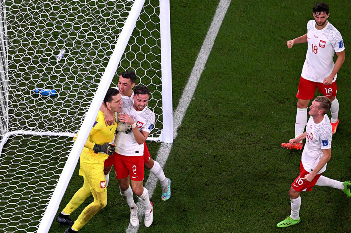 Szczesny melakukan selebrasi bersama rekan-rekan setimnya usai berhasil menepis sepakan penalti Messi.