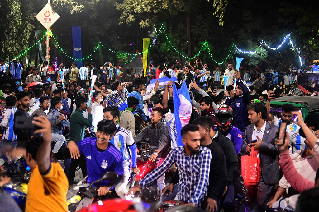 Keriuhan mencapai puncaknya ketika Julian Alvarez mencetak gol kedua pada menit ke-67, suara sepeda motor yang berputar memenuhi udara di samping sorak-sorai.