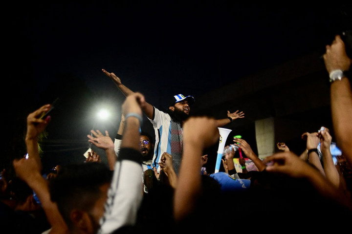 Lapangan benar-benar penuh kegembiraan saat peluit akhir pertandingan berbunyi sekaligus memastikan Argentina lolos ke babak sistem gugur. Penggemar berpawai di jalanan usai pertandingan.