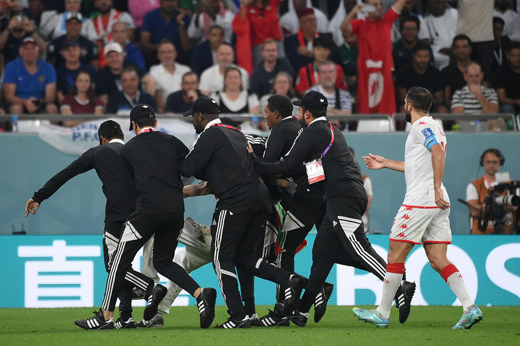 Penyusup tersebut kemudian dibopong keluar lapangan.