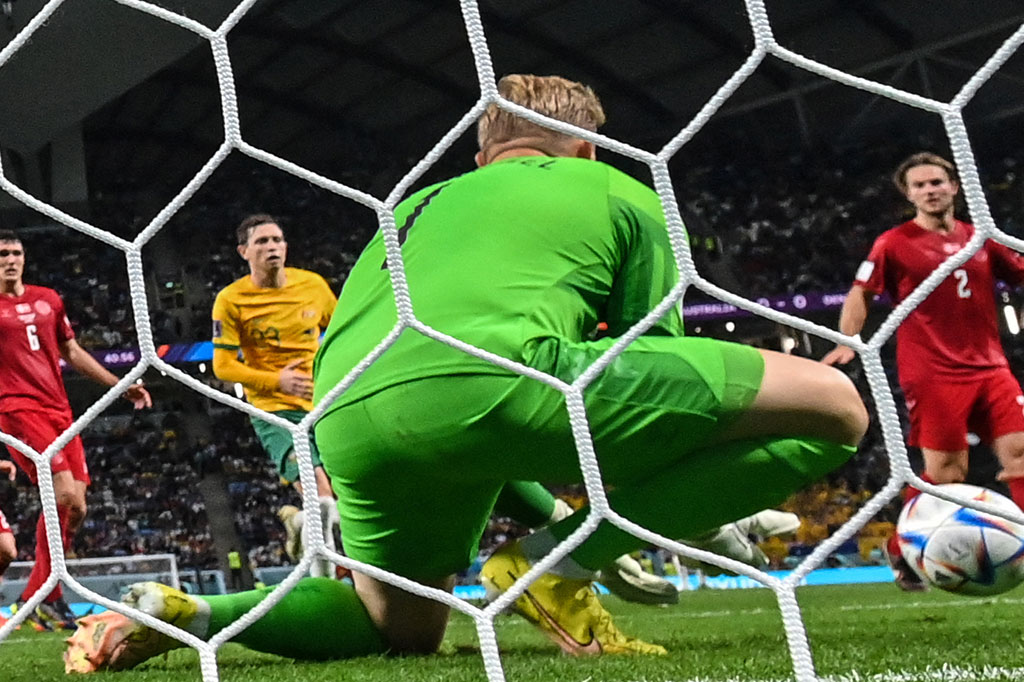 Australia juga tercatat tiga kali mengancam gawang Kasper Schmeichel, namun juga tidak berbuah gol.
