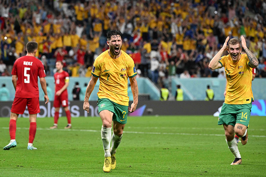 Australia kemudian mengejutkan Denmark dengan gol Mathew Leckie pada menit ke-60. Gol berawal umpan jauh Riley McGree ke Mathew Leckie, yang sendirian melewati dua bek Denmark sebelum melesakkan tembakan yang tidak terlalu kencang namun terukur untuk mengecoh Schmeichel.
