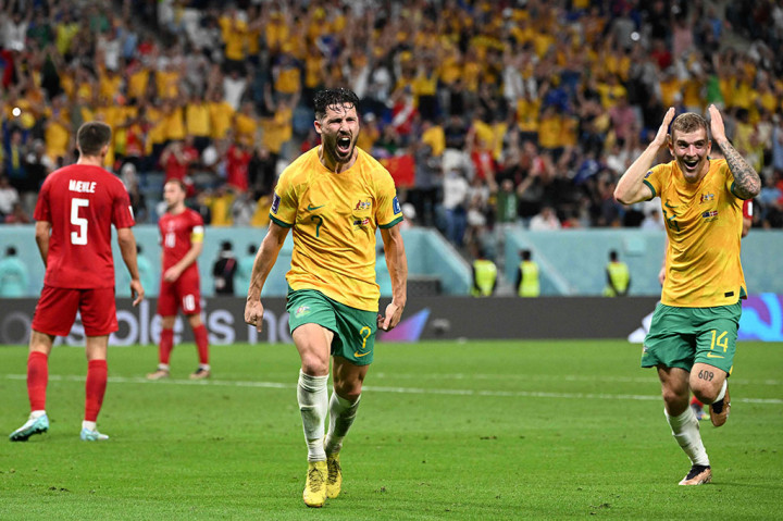 Australia kemudian mengejutkan Denmark dengan gol Mathew Leckie pada menit ke-60. Gol berawal umpan jauh Riley McGree ke Mathew Leckie, yang sendirian melewati dua bek Denmark sebelum melesakkan tembakan yang tidak terlalu kencang namun terukur untuk mengecoh Schmeichel.