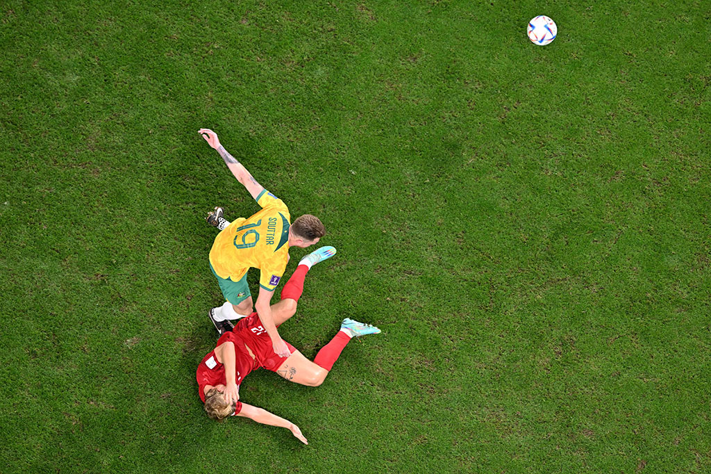 Masuk menggantikan Mikkel Damsgaard, Kasper Dolberg nyaris mendapatkan hadiah penalti dari wasit Mustapha Ghorbal setelah dijatuhkan Harry Souttar di kotak penalti. Namun keputusan itu dianulir hakim garis karena sang pemain Denmark tersebut terlebih dahulu offside sebelum pelanggaran.