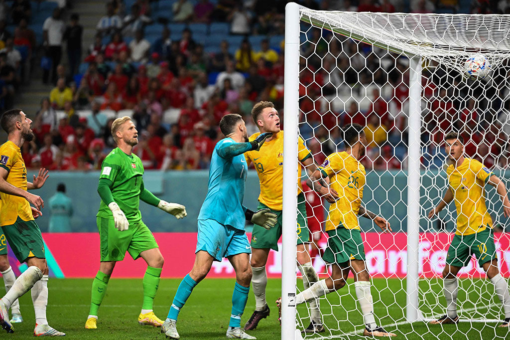 Schmeichel kemudian turut membantu lini serang Denmark saat mereka mendapatkan dua peluang dari tendangan sudut pada tambahan waktu. Akan tetapi, sundulan Andreas Cornelius masih terlampau tinggi dari gawang, dan akhirnya Denmark harus tersingkir dari turnamen sebagai penghuni dasar grup dengan raihan satu poin.
