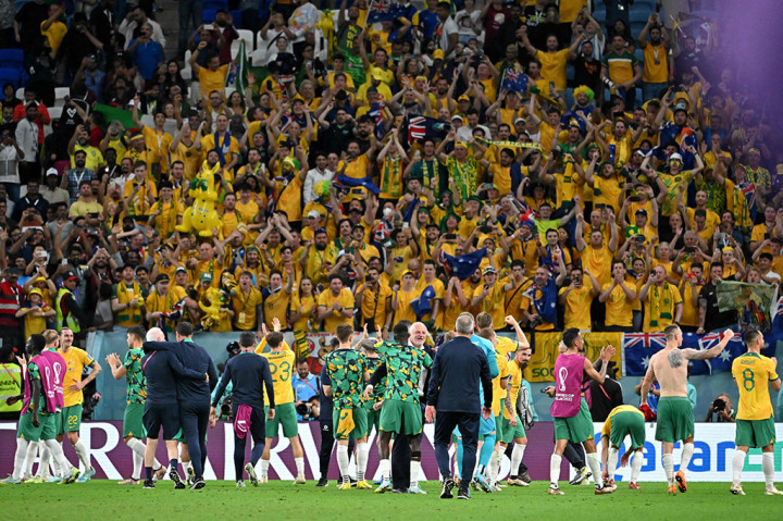 Dengan kemenangan itu, Socceroos menjadi wakil Asia pertama yang lolos ke babak 16 besar Piala Dunia 2022.