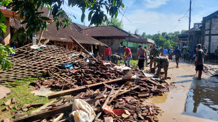 Pantauan di lokasi Kamis, 1 Desember 2022, kondisi lumpur masih menutupi sebagian jalan Desa Sinomwidodo. Sejumlah relawan kebencanaan, TNI/Polri, berjibaku membantu membersihkan puing-puing rumah warga yang rusak tersapu banjir.
