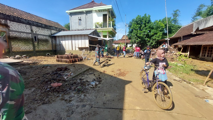 Camat Tambakromo Mirza Nur Hidayat mengatakan, kondisi banjir terparah di Desa Sinomwidodo. Sebanyak 2568 jiwa terdampak banjir, sementara dampak kerugian bangunan merusak 214 rumah warga rusak sedang, 411 rumah rusak ringan. Serta 2 rumah warga hanyut tersapu banjir.