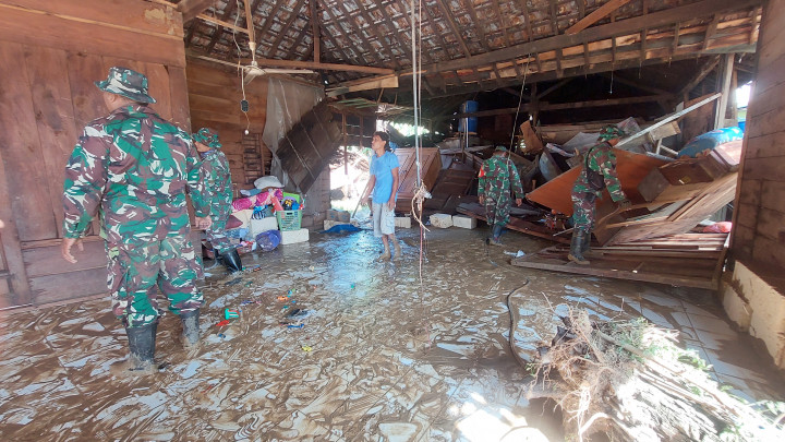 Pascabanjir bandang menerjang Desa Sinomwidodo, Kecamatan Tambakromo, Pati, Rabu, 30 November 2022 malam, kini warga mulai bersih-bersih rumah. Ratusan rumah rusak, dua di antaranya hanyut tersapu banjir. Sementara dua warga meninggal dunia.