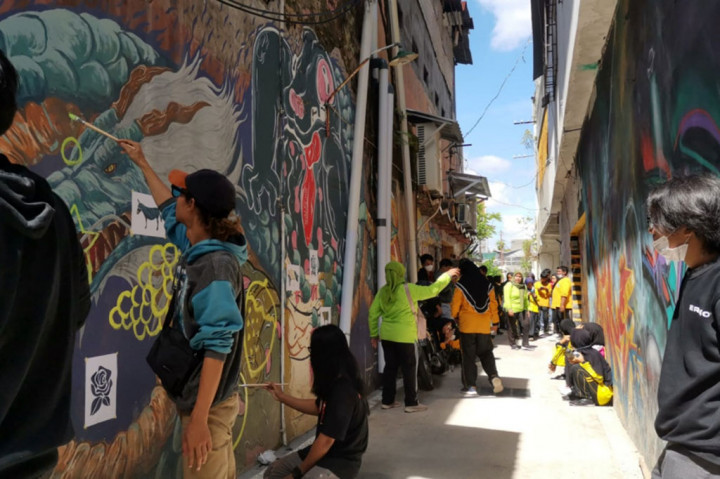 Puluhan anak-anak berkebutuhan khusus dari berbagai kelas sekolah luar biasa (SLB) di Solo Raya belajar dan praktik seni mural di Gang Mural Grafiti di kawasan koridor Gatot Subroto (Gatsu), Kamis, 1 Desember 2022.