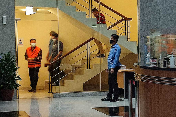 Mantan Kepala Kantor Wilayah BPN Provinsi Riau M Syahrir berjalan mengenakan rompi tahanan usai diperiksa di Gedung Merah Putih KPK, Jakarta, Kamis 1 Desember 2022.