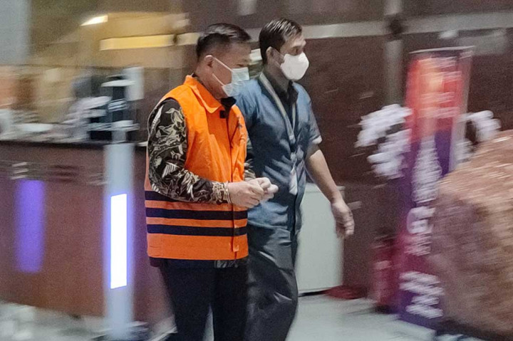 M Syahrir ditahan KPK usai diperiksa sebagai tersangka pada kasus dugaan penerimaan suap terkait pengurusan perpanjangan Hak Guna Usaha (HGU) PT Adimulia Agrolestari. 