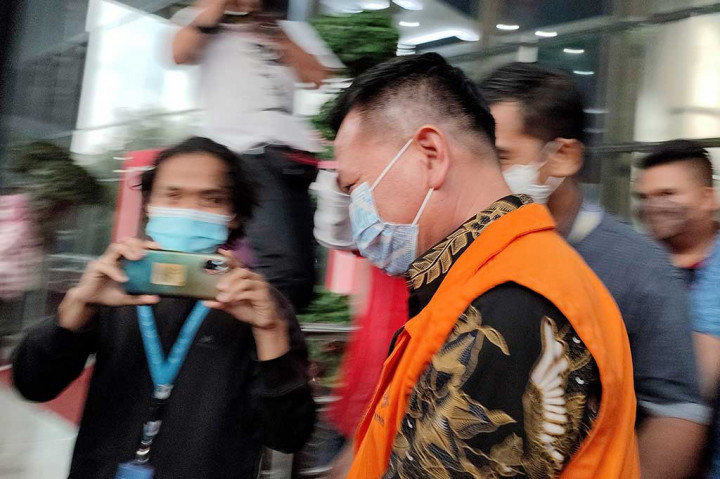 Selain MS yang merupakan tersangka penerima suap, KPK telah menetapkan dua tersangka lainnya sebagai pemberi suap, yakni pihak swasta/pemegang saham PT Adimulia Agrolestari (AA) Frank Wijaya (FW) dan General Manager PT AA Sudarso (SDR).