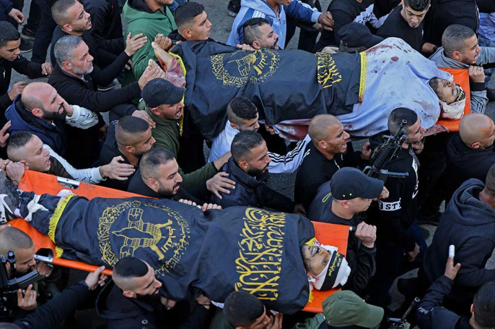 Pelayat Palestina mengusung jenazah Naim Jamal Zubaidi, 27, dan Muhammad Ayman Al-Saadi, 26, selama prosesi pemakaman mereka di kota Jenin, di Tepi Barat yang diduduki, pada Kamis, 1 Desember 2022.