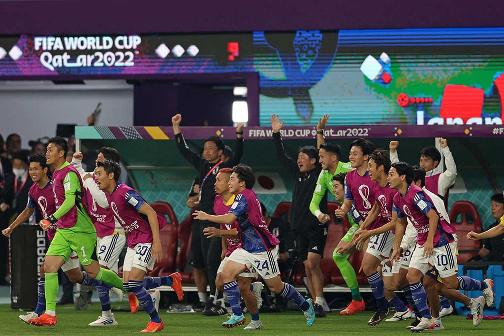 Para pemain cadangan menyerbu ke lapangan usai timnas Jepang berhasil menundukkan Spanyol pada laga terakhir Grup E Piala Dunia 2022 Qatar, Jumat, 2 Desember 2022 dini hari WIB.