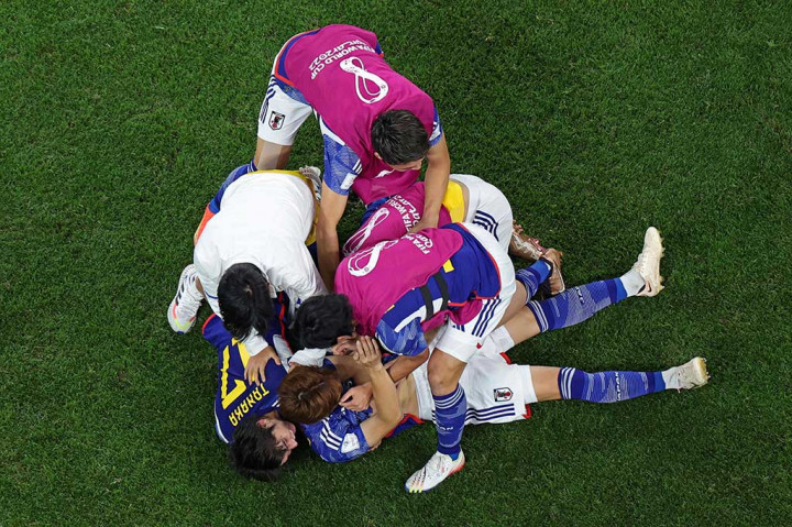 Hasil itu juga kembali membuat Jepang mengejutkan semua orang karena finis urutan teratas dalam grup neraka yang dihuni dua mantan juara dunia, Spanyol dan Jerman.