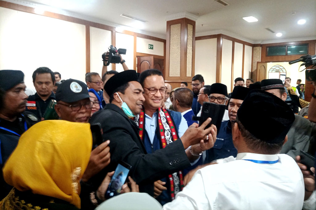 Setelah salat Jumat, Anies dijadwalkan akan menghadiri undangan Wali Nanggroe Malik mahmud ke Meuligoe. Selain bertemu dengan Wali Nanggroe Anies juga akan bertemu dengan sejumlah ulama, tokoh dan masyarakat Aceh.