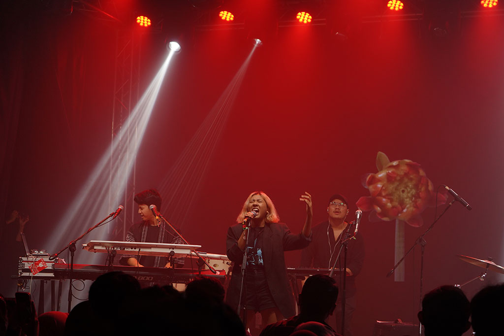 Penonton larut dengan kegembiraan dan bernyanyi bersama Mantra Futura.