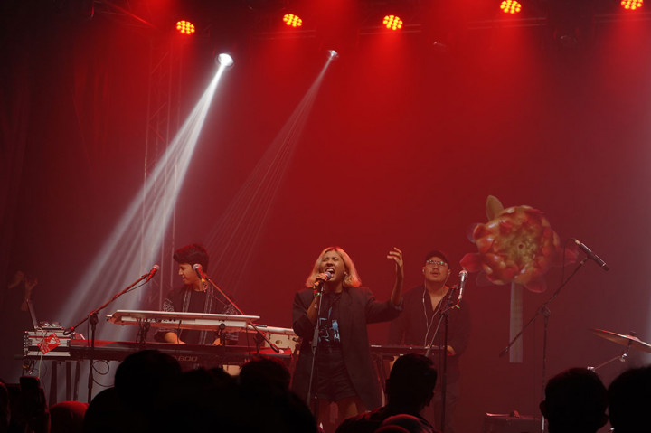 Penonton larut dengan kegembiraan dan bernyanyi bersama Mantra Futura.