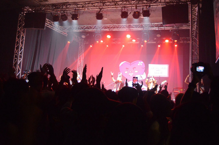 Seolah bernostalgia, penonton turut bernyanyi bersama vokalis The Rain, Indra Prasta yang membawakan sejumlah lagu di antaranya Ujung Pertemuan, Terjebak Bersama, dan diakhiri dengan Terlatih Patah Hati.