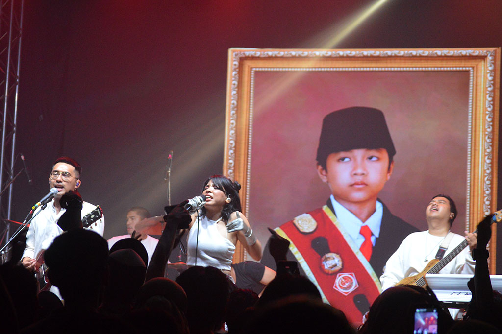 Konser ditutup oleh penampilan energik Lomba Sihir. 