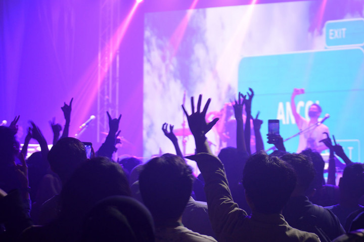 Konser yang dihadiri mayoritas kalangan anak muda tersebut berlangsung seru dan pecah, ditambah interaksi vokalis Lomba Sihir yang mampu membuat penonton berjingkrakan. 