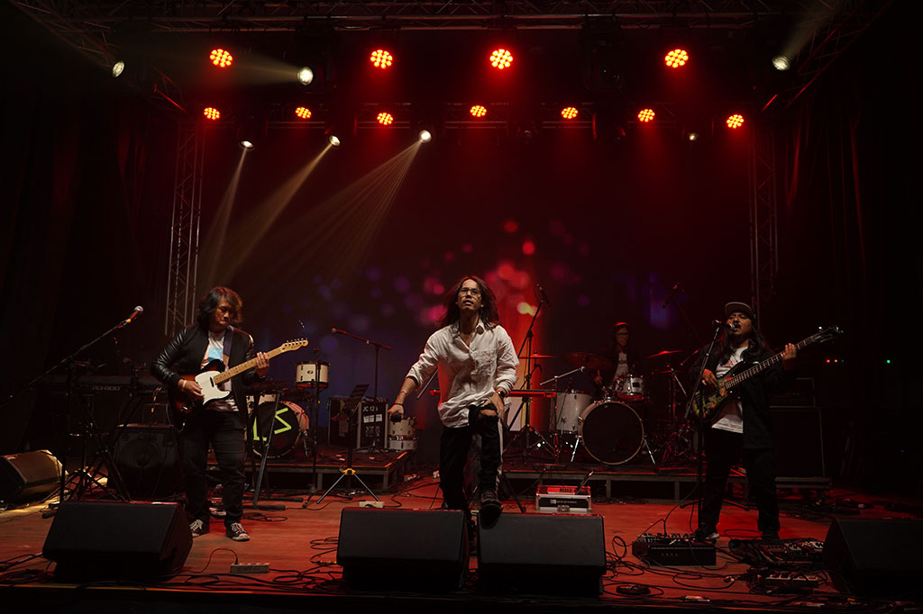 Sebelumnya, pada sore harinya, Hi5 Party Medcom.id juga dimeriahkan oleh penampilan dari musisi komunitas Jazz, Jazzversity, seperti Itz Jazz, Jazziner, Nicholas Dheo, Vandra & Trap Homies, DB Duo + Trove Band, dan pemenang lomba lagu HUT Medcom bertajuk 'Muda Memberi Arti'.