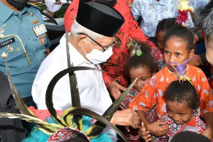 Para pelajar tumpah ruah di sisi jalan menyambut rombongan Wakil Presiden beserta Ibu Wury Ma'ruf Amin saat melintas di depan SD Inpres Swapodibo yang berlokasi di Jalan Raya Bosnik, Kabupaten Biak Numfor, Provinsi Papua, Jumat, 2 Desember 2022.