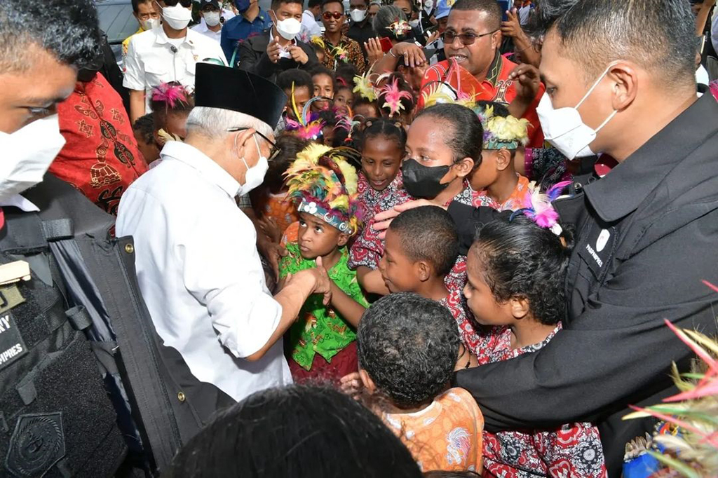 Melihat anak-anak yang begitu antusias, Wapres beserta Ibu Wury menyempatkan diri turun dari kendaraan untuk menyapa para pelajar.