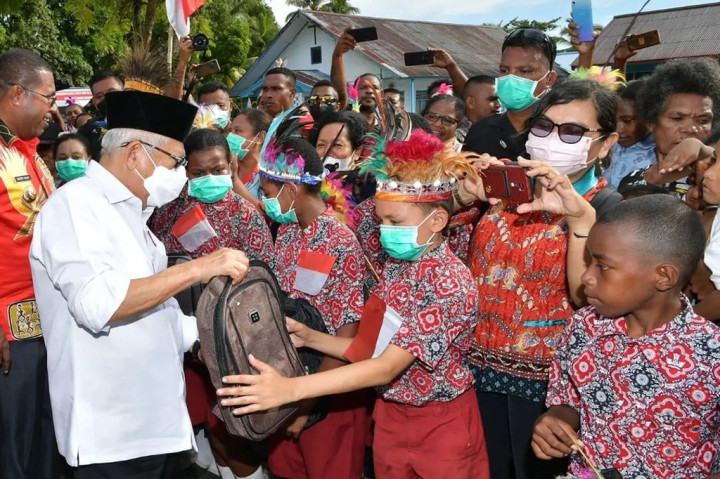 Kesempatan tersebut pun dimanfaatkan Wapres untuk memberikan kejutan dengan memberikan hadiah berupa tas dan alat tulis kepada para pelajar, sambil beberapa kali memberikan nasihat dan semangat untuk giat belajar.