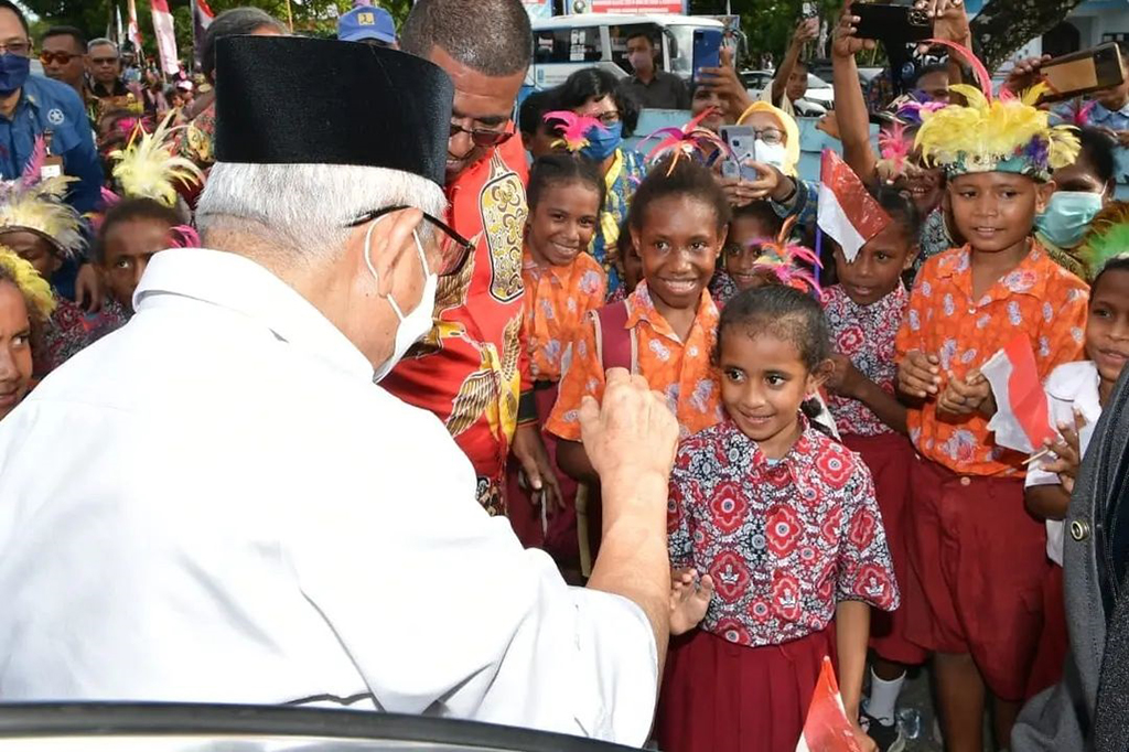 Dengan penuh kegirangan para pelajar pun seketika mengerumuni Wapres dan berebut untuk bersalaman dengan orang nomor dua di negeri ini.