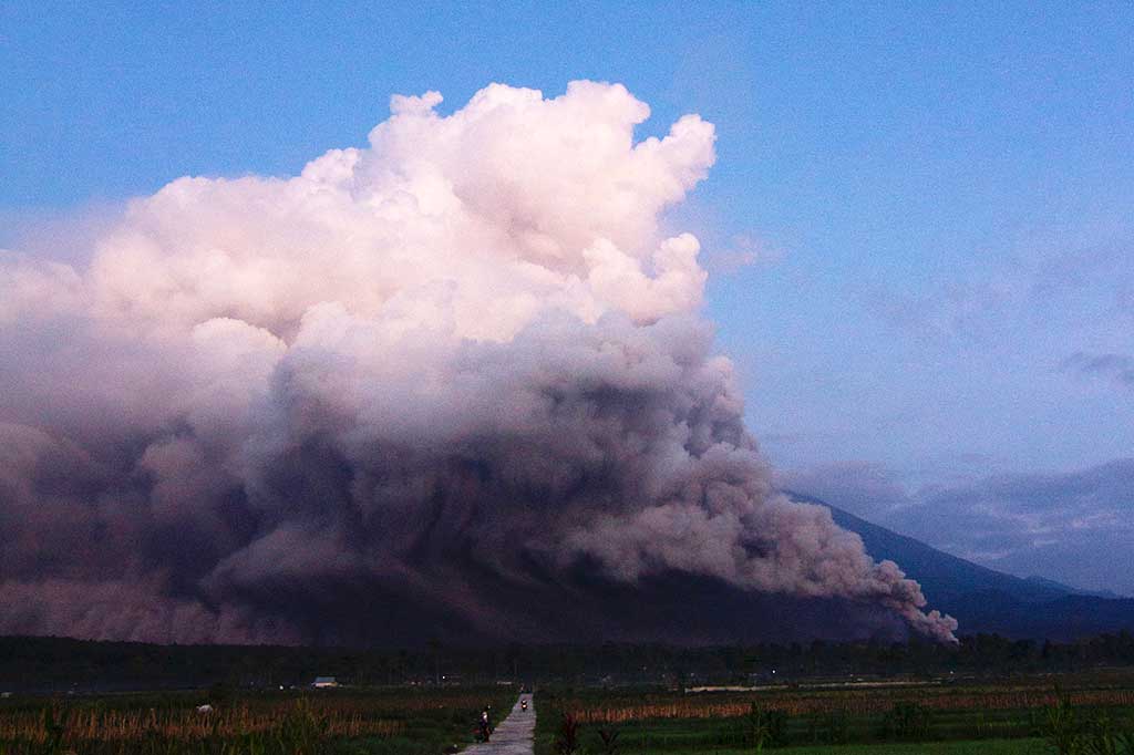 Gunung Semeru di wilayah Kabupaten Lumajang dan Kabupaten Malang, Jawa Timur, memuntahkan awan panas guguran sejauh tujuh kilometer pada Minggu, 4 Desember 2022 sejak pukul 02.46 WIB.