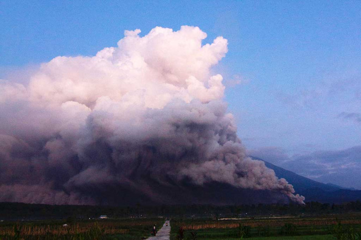 Gunung Semeru di wilayah Kabupaten Lumajang dan Kabupaten Malang, Jawa Timur, memuntahkan awan panas guguran sejauh tujuh kilometer pada Minggu, 4 Desember 2022 sejak pukul 02.46 WIB.