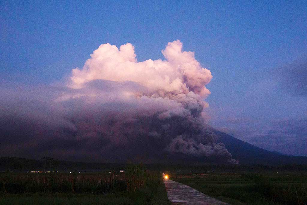 Pusat Vulkanologi dan Mitigasi Bencana Geologi (PVMG) menyatakan status Gunung Semeru di Jawa Timur pada Minggu ini telah dinaikkan dari Level 3 atau Siaga menjadi Level 4 atau Awas terhitung mulai pukul 12.00 WIB.