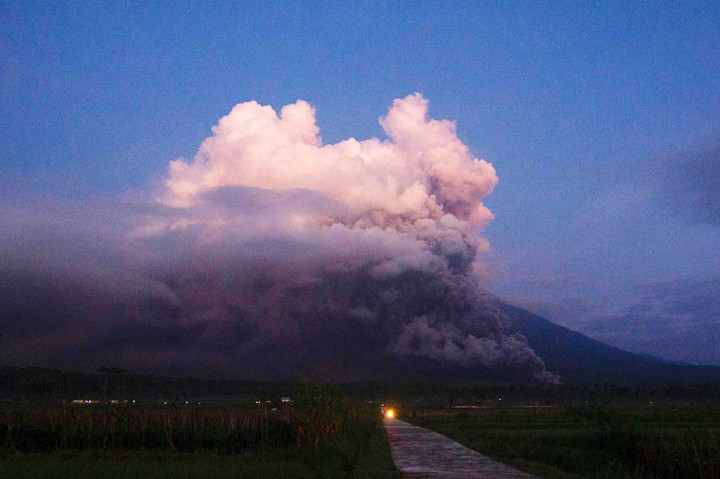 Pusat Vulkanologi dan Mitigasi Bencana Geologi (PVMG) menyatakan status Gunung Semeru di Jawa Timur pada Minggu ini telah dinaikkan dari Level 3 atau Siaga menjadi Level 4 atau Awas terhitung mulai pukul 12.00 WIB.