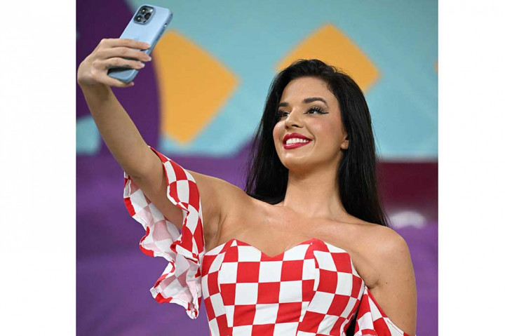 Mantan Miss Kroasia berusia 26 tahun tersebut pertama kali menarik perhatian saat mengenakan gaun kotak-kotak merah dan putih pada laga pertama Kroasia melawan Maroko, dan juga telah mengenakan serangkaian pakaian renang minim selama perjalanannya ke Qatar.