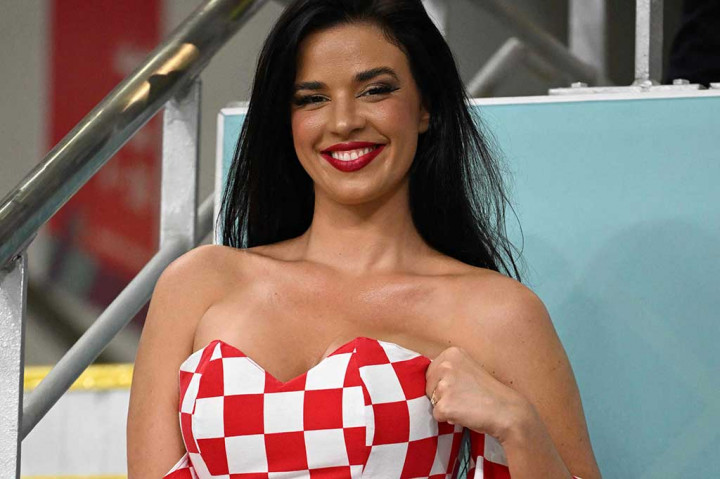 Tapi dia bersikeras merasa nyaman dengan pakaian Piala Dunianya yang berani, tanpa takut ditangkap di Qatar, meskipun ada aturan kesopanan yang ketat di negara konservatif itu.