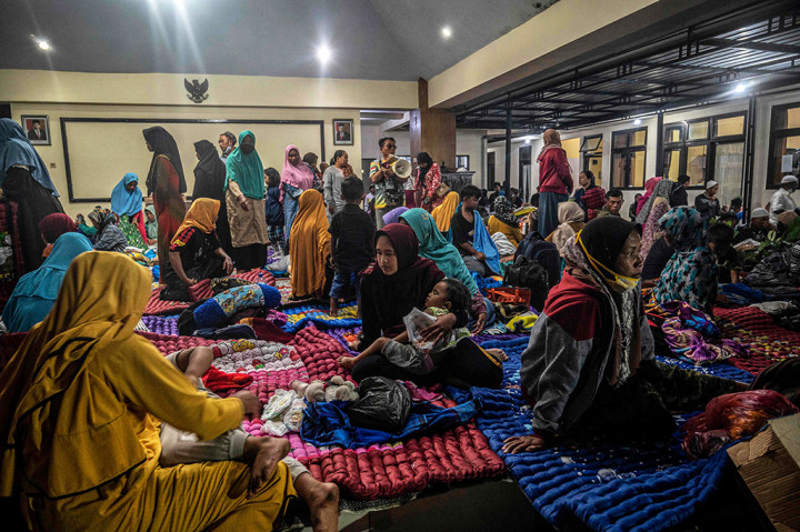 Sejumlah warga terdampak abu vulkanik dari awan panas guguran (APG) Gunung Semeru mengungsi di Kantor Kecamatan Candipuro, Lumajang, Jawa Timur, Minggu, 4 Desember 2022.