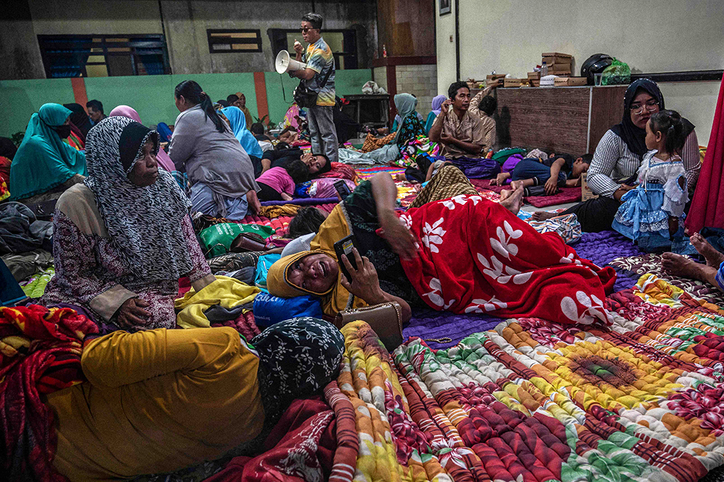 Pengungsian warga yang terdampak bencana erupsi disertai awan panas guguran (APG) Gunung Semeru tersebar di 21 titik yang tersebar di sejumlah balai desa dan fasilitas umum lainnya di Kabupaten Lumajang, Jawa Timur.