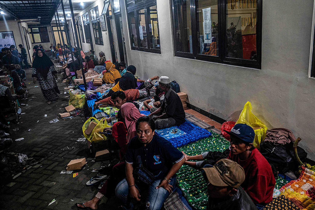 Ia mengatakan tidak ada warga yang tinggal di Dusun Kajar Kuning, Desa Sumberwuluh, Kecamatan Candipuro karena kawasan tersebut sudah dikosongkan sejak setahun setelah terjadi bencana APG Semeru yang sangat dahsyat.