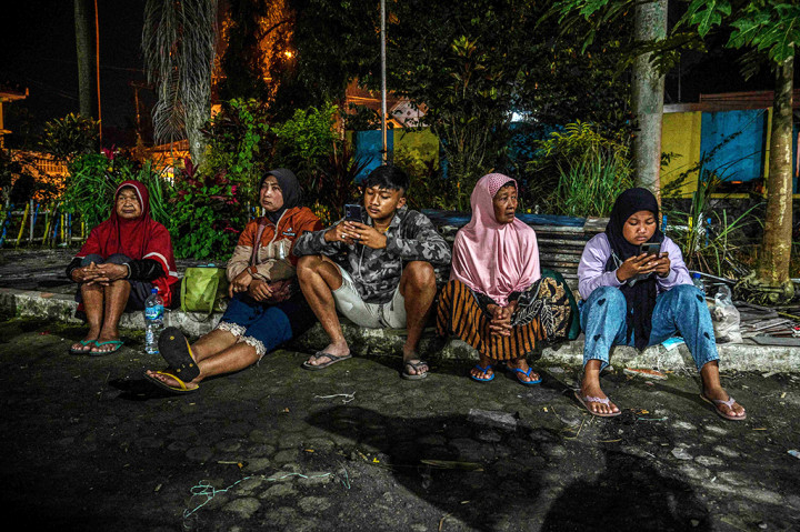 Pemkab Lumajang menetapkan masa tanggap darurat bencana akibat erupsi disertai APG Gunung Semeru selama 14 hari sejak Minggu seiring dengan peningkatan status gunung yang memiliki ketinggian 3.676 mdpl menjadi Awas atau Level IV.