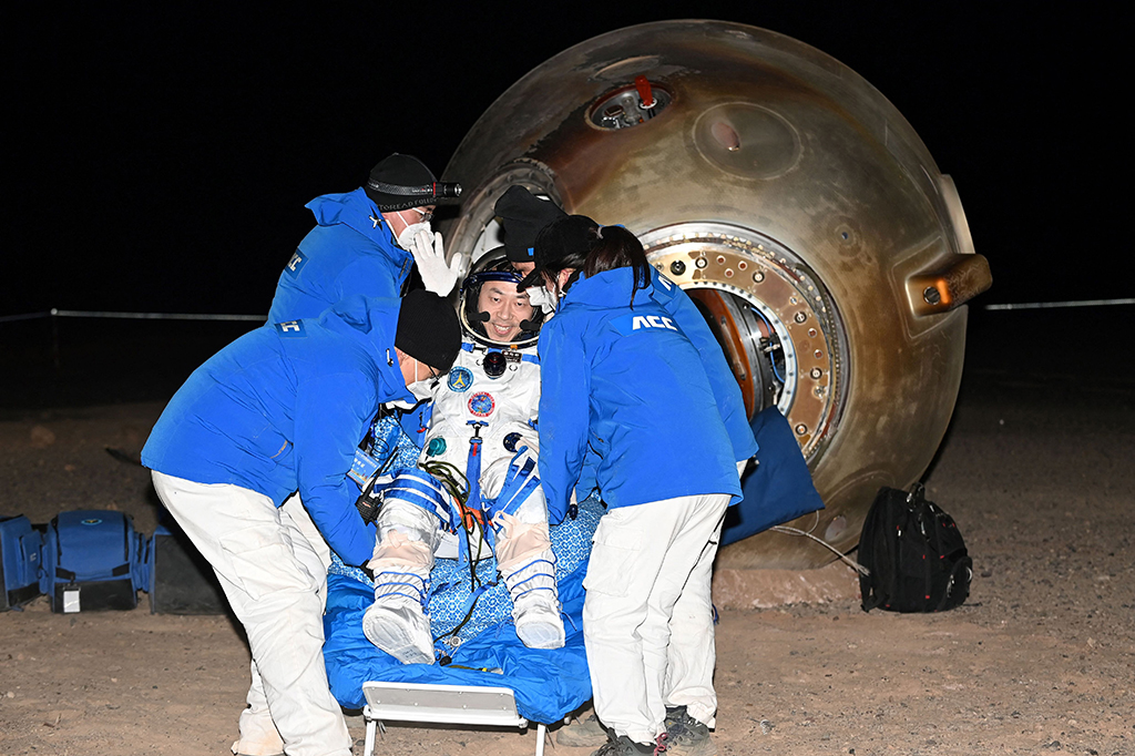 Tiga astronaut Tiongkok dikeluarkan dari modul mendaratan saat mendarat di lokasi pendaratan Dongfeng di Mongolia pada Minggu, 4 Desember 2022, pukul 20:09 waktu Beijing (1209 GMT).