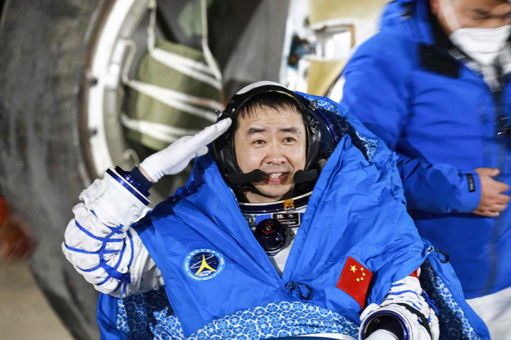Tiga astronaut Shenzhou-14 - komandan misi Chen Dong, astronaut wanita pertama Tiongkok Liu Yang dan rekan setimnya Cai Xuzhe - telah ditugaskan untuk mengawasi tahap akhir pembangunan stasiun luar angkasa.