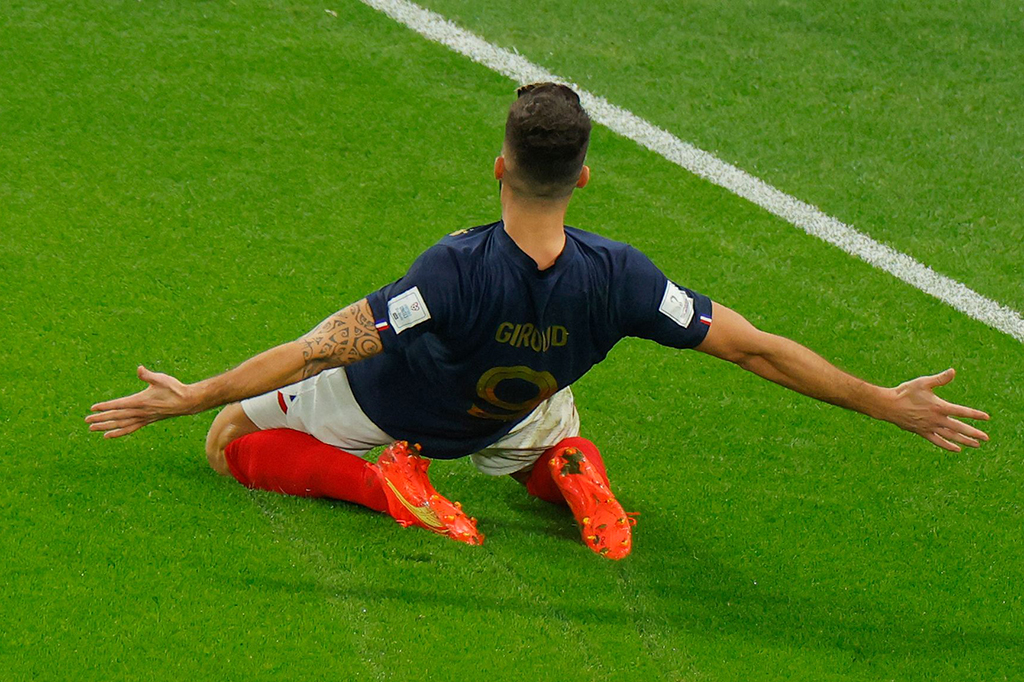 Striker timnas Prancis Oliveier Giroud melakukan selebrasi usai menjebol gawang Polandia pada pertandingan babak 16 besar di Al-Thumama Stadium, Qatar, Minggu, 4 Desember 2022 malam WIB.
