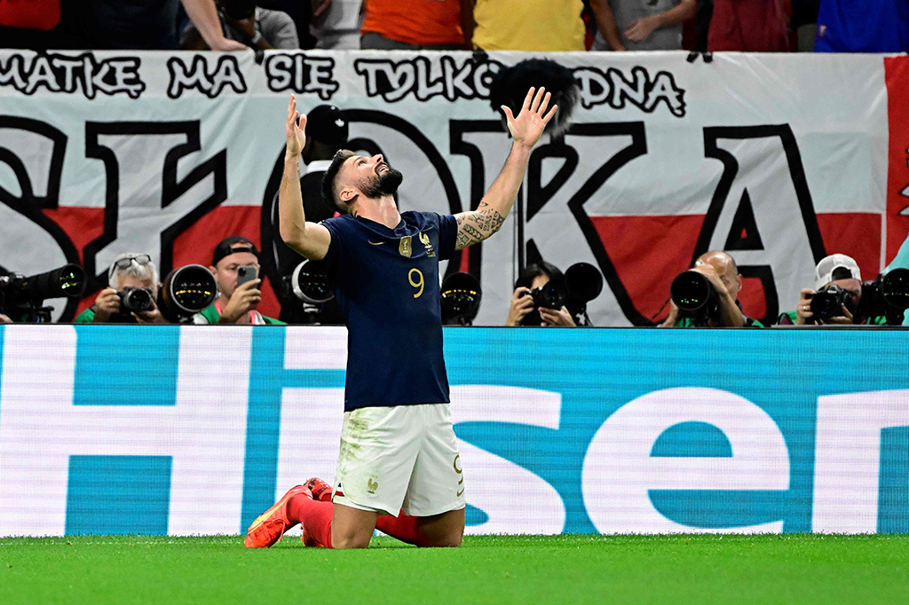 Giroud meneruskan sodoran bola dari Kylian Mbappe di bawah kawalan ketat Kiwior untuk memasukkannya ke gawang Polandia pada menit ke-44.